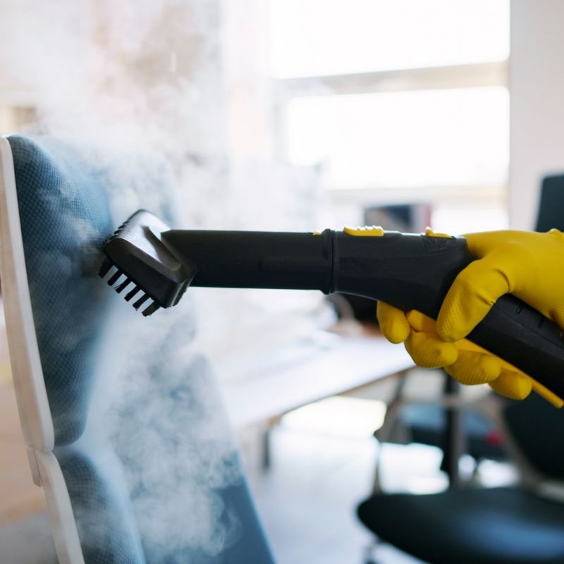 Detalle de limpieza a vapor sobre tapizado de oficina